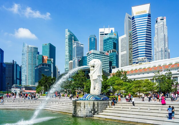 Fontaine de la statue de Merlion dans le parc Merlion et l'horizon de la ville de Singapour au ciel bleu le 17 avril 2018 La fontaine de Merlion est l'une des attractions touristiques les plus célèbres de Singapore.