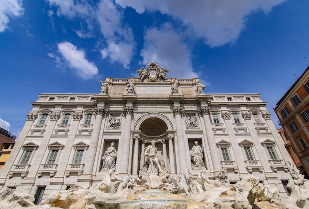 Photo fontaine de trevi avec ciel lumineux