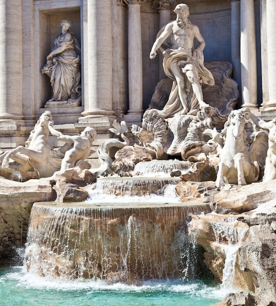 Fontaine de Trevi pendant une journée ensoleillée, Rome, Italie