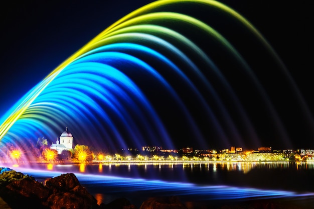 Fontaines colorées dans le parc de la ville la nuit, photo longue exposition