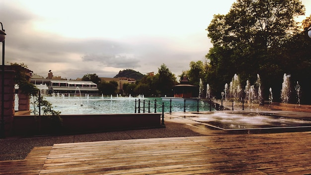 Photo des fontaines d'eau dans une station balnéaire contre le ciel au coucher du soleil