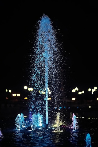 fontaines nocturnes colorées / jets d'eau colorée dans une fontaine, illumination nocturne dans la ville, art d'objets touristiques