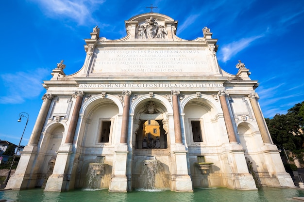 La Fontana dell'Acqua Paola également connue sous le nom de Il Fontanone ("La grande fontaine") est une fontaine monumentale située sur la colline du Janicule à Rome.