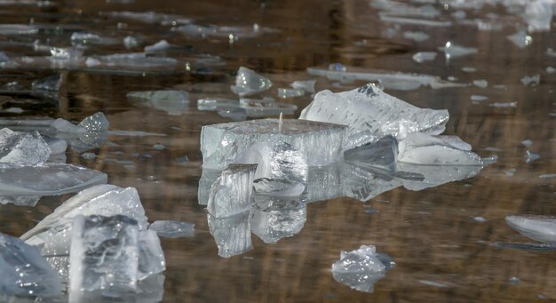 La fonte de la glace broyée dans l'eau dans la nature