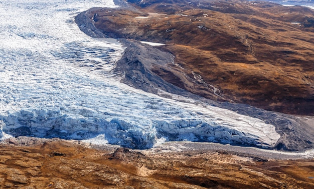 La fonte des glaciers de la calotte glaciaire groenlandaise avec vue aérienne de la toundra près de Kangerlussuaq Groenland