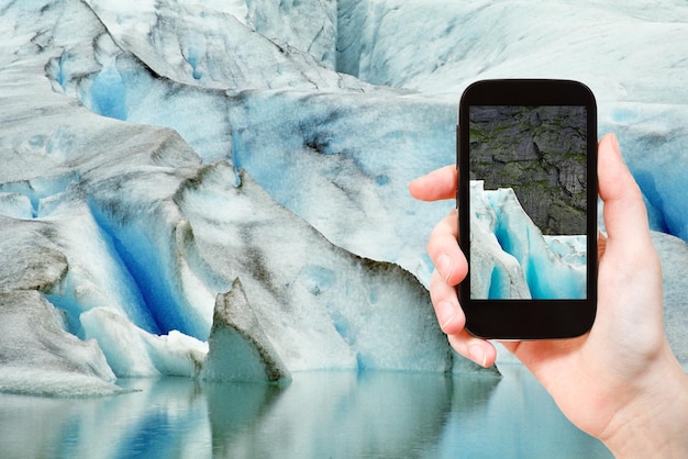 La fonte des neiges dans le glacier Briksdal en Norvège