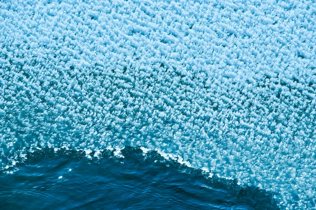 Fonte printanière de la glace sur la rivière