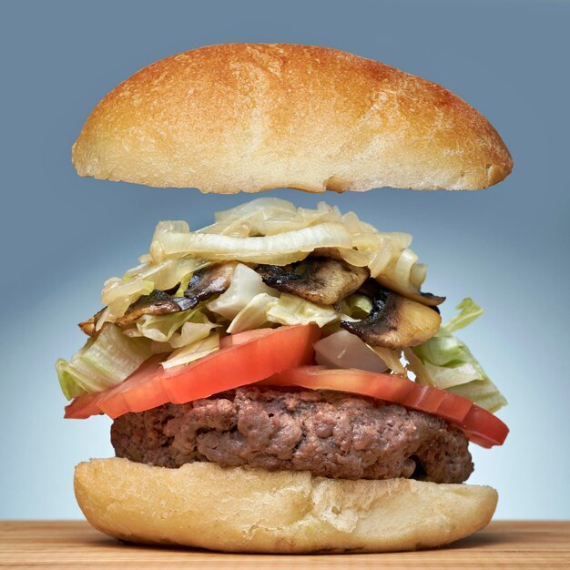 FOOD cheeseburger avec salade d'oignons et tomates