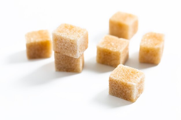 Food Spot focus cubes de canne à sucre brun sur fond blanc