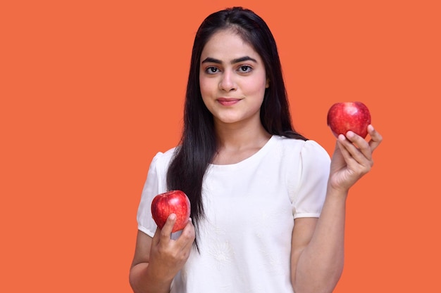 Foodie girl wearing white tshirt tenant deux modèle pakistanais indien pomme rouge