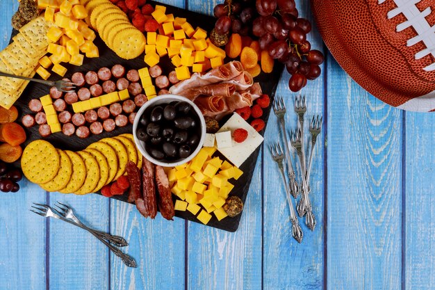 Football à base de fromage et de saucisse pour planche de charcuterie sur bois