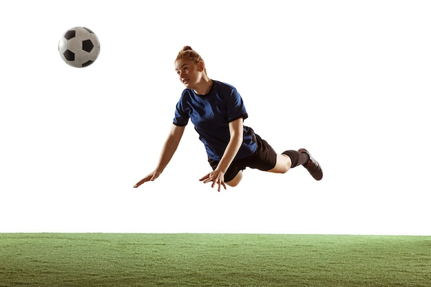 Football féminin, joueur de football donnant un coup de pied au ballon, entraînement à l'action et au mouvement