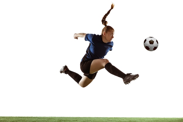 Football féminin, joueur de football donnant un coup de pied au ballon, entraînement à l'action et mouvement avec des émotions lumineuses isolées sur fond blanc