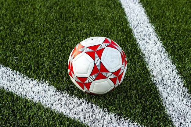 Football Football sur la ligne de coup de pied d'angle du ballon et une texture d'arrière-plan du terrain de football sur le terrain de football