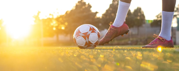 Footballeur courant après le ballon