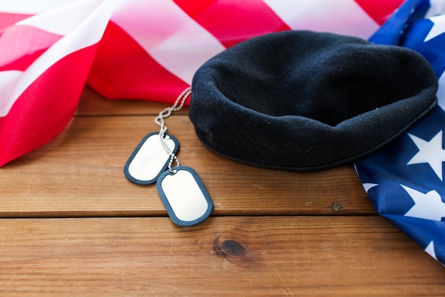 forces militaires, service, patriotisme et concept de nationalisme - gros plan sur le drapeau américain, les insignes de soldats et le chapeau de parachutiste sur bois