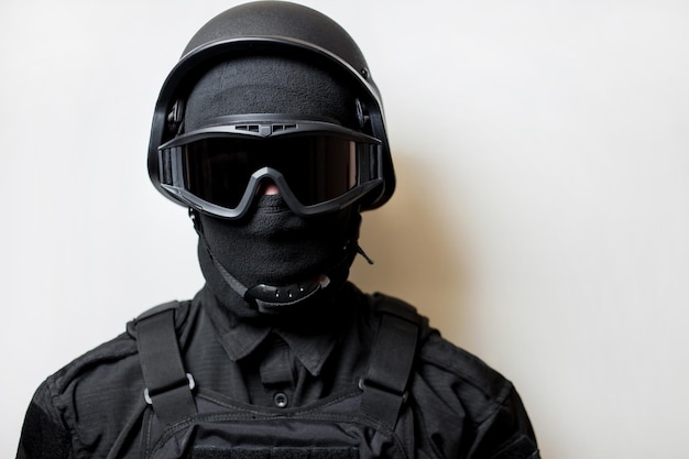 Forces spéciales en uniforme noir masque et gilet pare-balles SWAT Lunettes de sécurité pour casque tactique