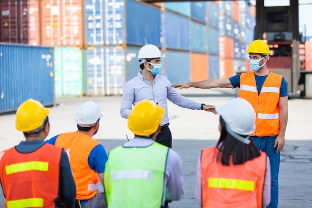 Foreman enseigne et forme aux travailleurs comment porter des masques faciaux et prendre soin d'eux-mêmes pendant la propagation du coronavirus.