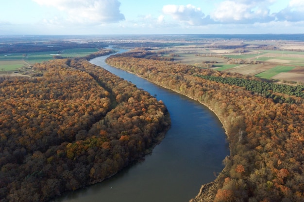 Photo forêt d'automne jaune et rivière bleue, vue de dessus, paysage d'automne