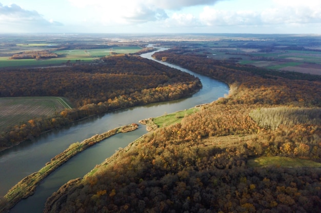 Forêt d'automne jaune et rivière bleue, vue de dessus, paysage d'automne