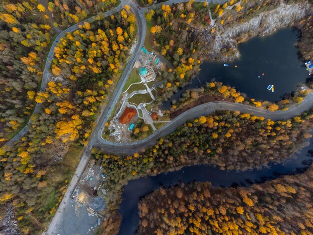 La forêt d'automne et les lacs d'en haut La vue du parc Ruskeala depuis le drone