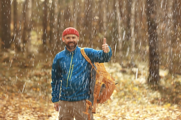 forêt d'automne pluvieuse, paysage, un homme en randonnée dans la forêt humide d'octobre, mauvais temps froid