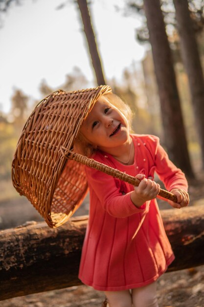 Forêt bois parc femme enfant fille verte heureuse panier d'herbe mignonne petite nature enfant rouge