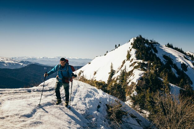 Forêt de conifères de montagnes dans le bonhomme de neige au printemps de neige