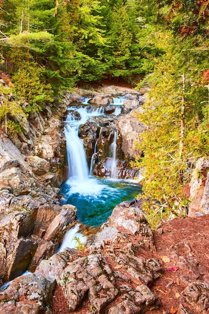 Photo la forêt entoure des cascades bleues paisibles dans un canyon rocheux