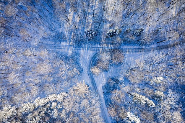 Forêt d'hiver et rivière Vue aérienne de l'hiver en Pologne