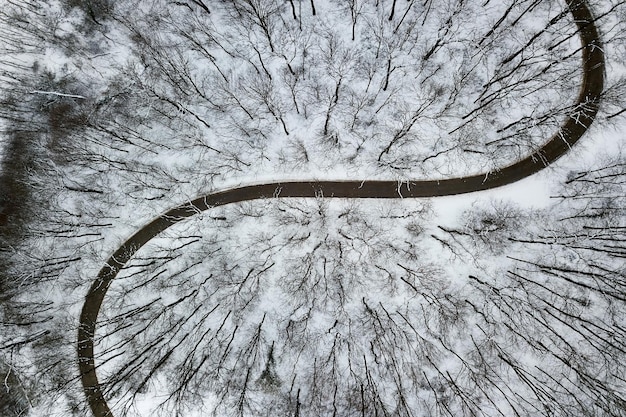 Forêt d'hiver et route. Vue de dessus.