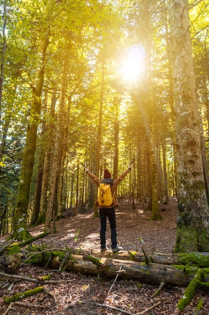 Forêt d'Irati ou jungle en automne, un jeune randonneur profitant de la randonnée au coucher du soleil. Ochagavia, nord de la Navarre en Espagne