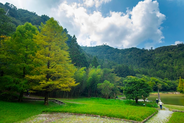 La forêt et les lacs de montagne Mingchi Yilan County Taiwan est une célèbre attraction touristique