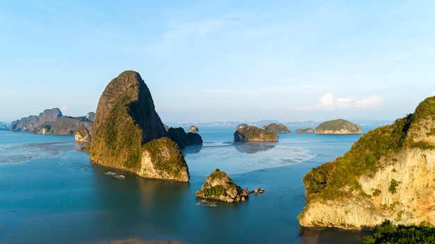 Forêt de mangroves et île de montagnes Rocheuses dans la province de Phang Nga en Thaïlande