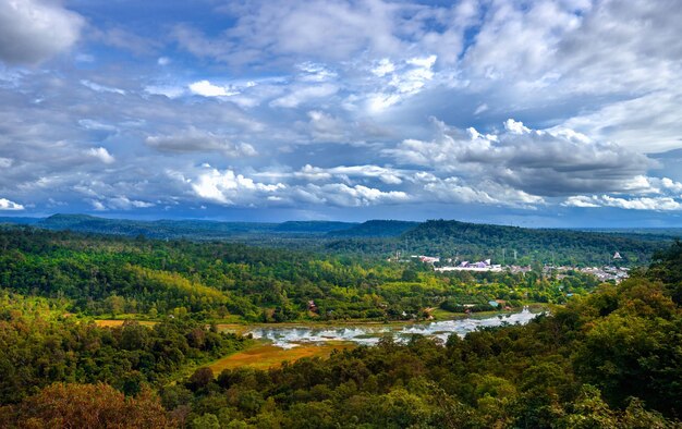 Photo forêt paisible et montagnes au-dessus du terminal du poste de contrôle de chong mek