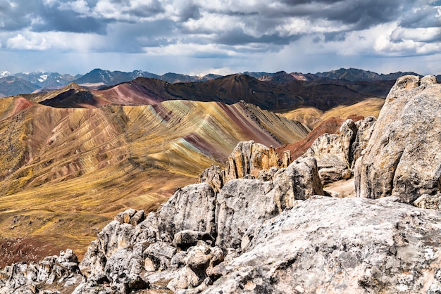 Forêt de pierre aux montagnes arc-en-ciel de palccoyo au pérou