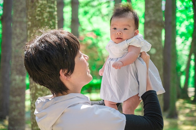 Forêt rafraîchissante, bébé et maman