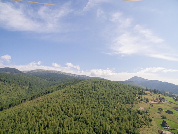 Forêt verte des montagnes ukrainiennes Karpatian. Beau paysage.