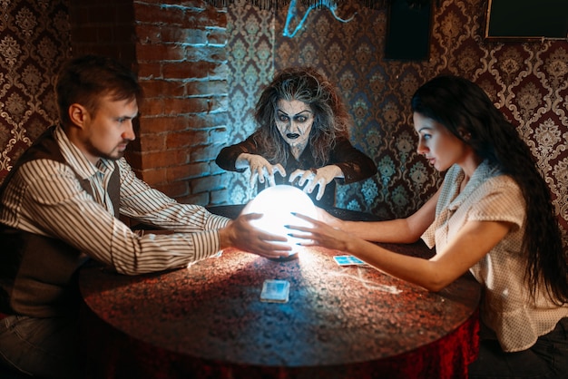 Foreteller appelle les esprits sur une boule de cristal