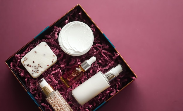 Forfait d'abonnement à la boîte de beauté et produits de soins de la peau de luxe spa et produit de soins corporels cosmétiques à plat sur fond rose cosmétiques de bien-être comme cadeau de vacances livraison de shopping en ligne flatlay