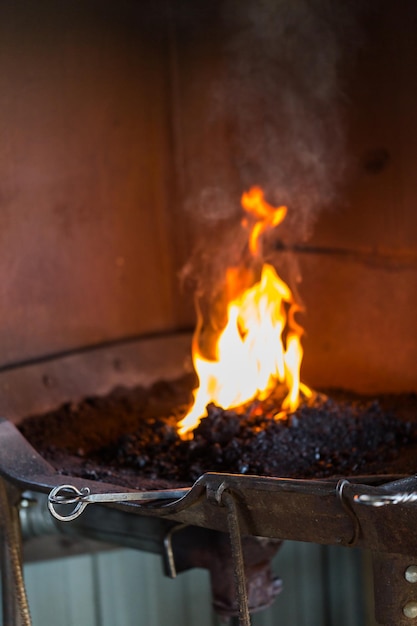 Forge de travail du forgeron dans l'ancienne boutique.