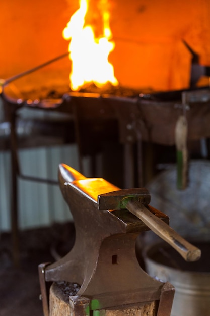 Forge de travail du forgeron dans l'ancienne boutique.