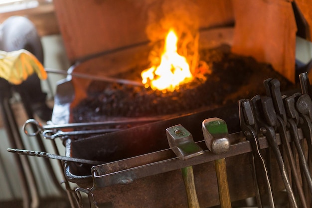 Forge de travail du forgeron dans l'ancienne boutique.