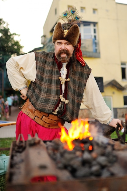 Forgeron au chapeau et avec une moustache longue et épaisse