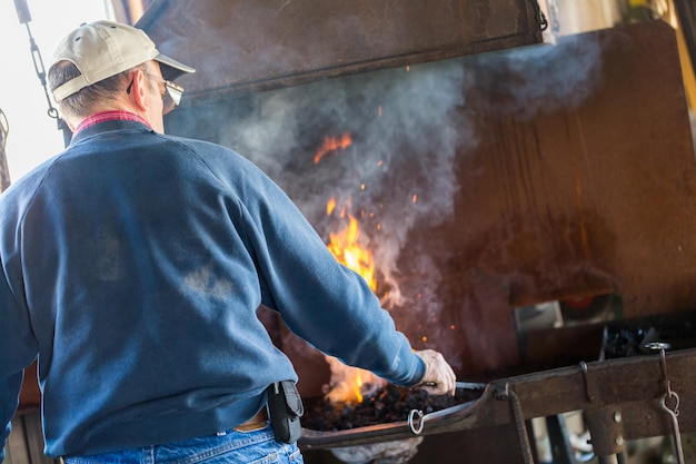 Un forgeron travaillant dans une ancienne forge de fer.