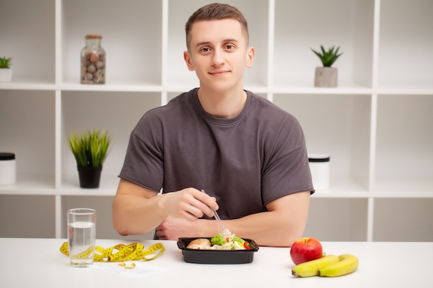 Le formateur consomme un repas riche en protéines de viande et de fruits