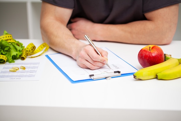 Le formateur élabore un programme de formation et un régime alimentaire sain