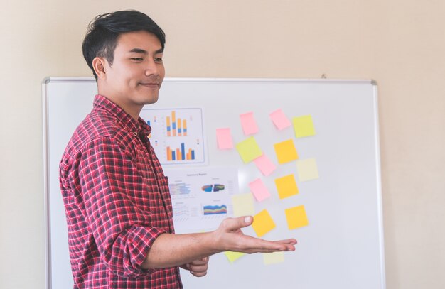 Le formateur d&#39;entraîneur commercial donne de la formation aux étudiants