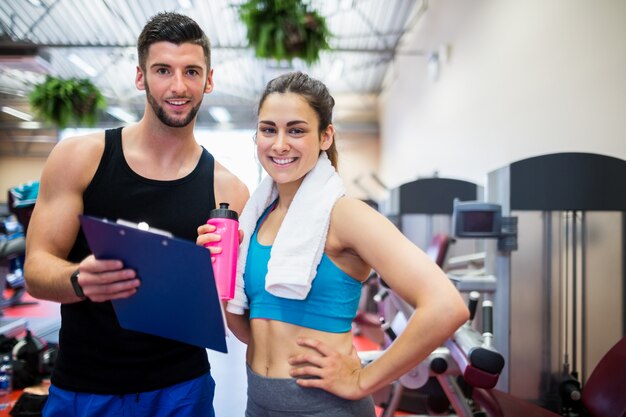 Formateur expliquant le régime d&#39;entraînement à une femme