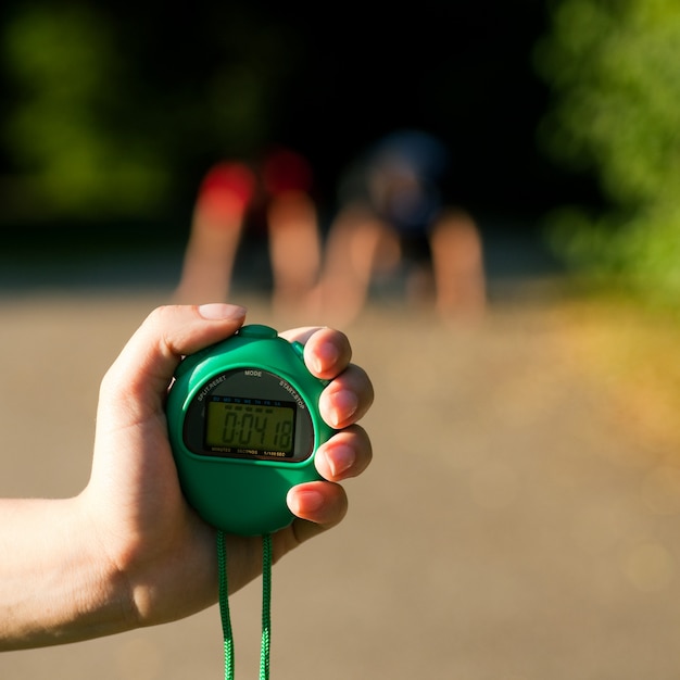 Formateur mesurant le temps du coureur